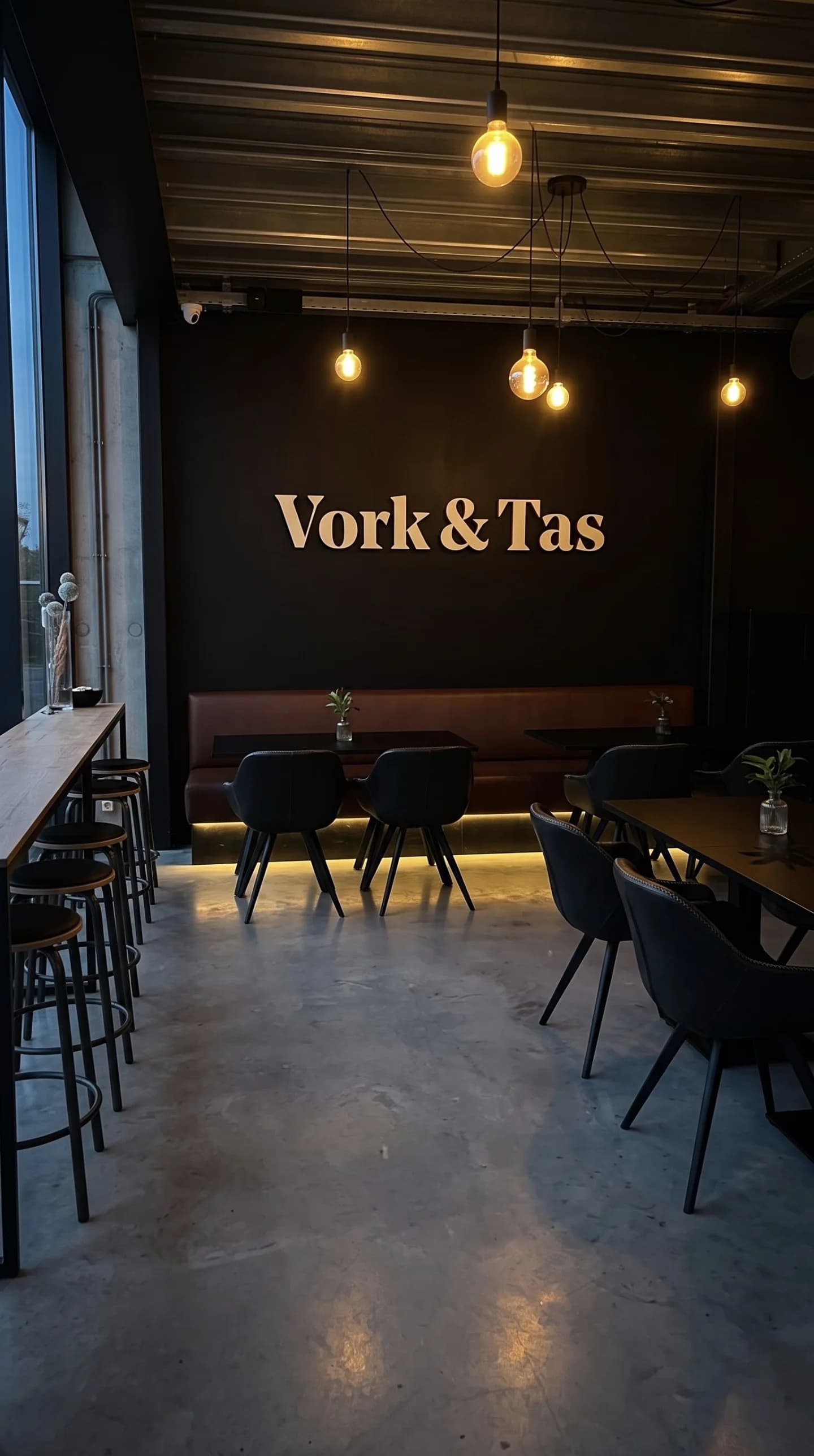 De donkere muur met de naam Vork en Tas, lampen en een bank